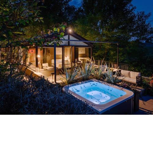 Glass House & SPA - DCA Certified -