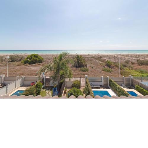 Global Properties, Adosado en primera linea de playa con vistas al mar