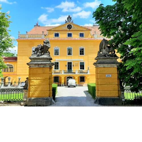 Glorious Castle in Sankt Pölten with Sauna
