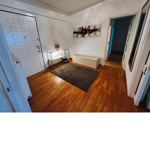 Glyfada Superb Location Apartment