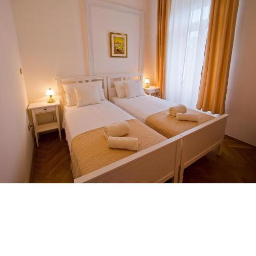 Golden Rooms Bed & Breakfast