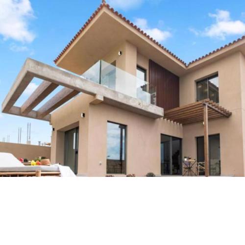Golf Tenerife South xx Our Top Pick xx Top Rated vacation rental xx Wheel accesible showers and accomodation xx Free WiFi xx Heated private Pool xx Two terraces 30 m2 x60 m2 xx Free parking xx Mountain view xx Flatscreen 65 inch xx