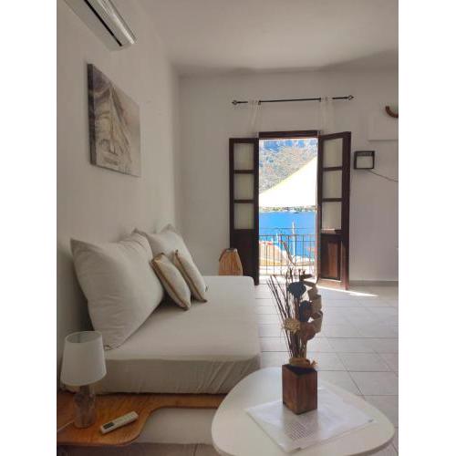 Gompos Apartment - Cozy Apartment next to the sea - Amazing Sea View