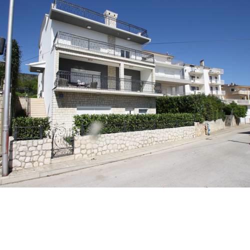 Gorgeous Apartment in Selce near Forest