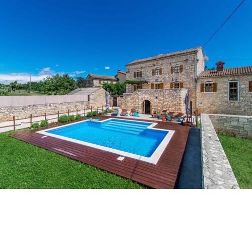 Gorgeous Holiday Home with Pool in zminj