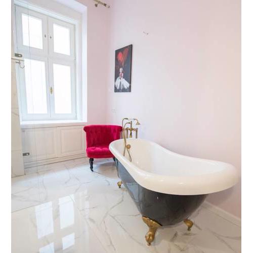 Gorgeous newly refurbished luxury flat - historic centre