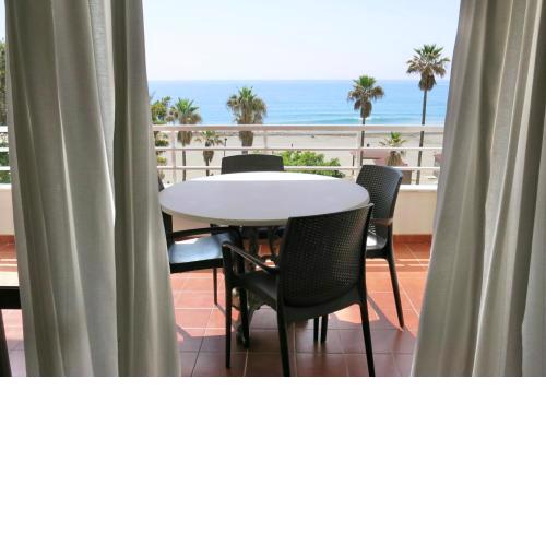 Gorgeous Sea Views and Great Location!