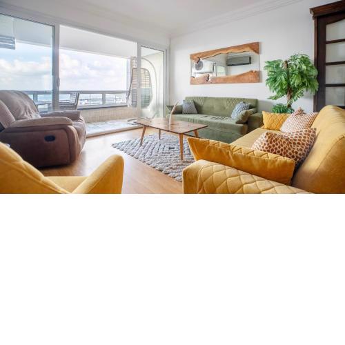 Gorgeous Seaview Condo in Gleem
