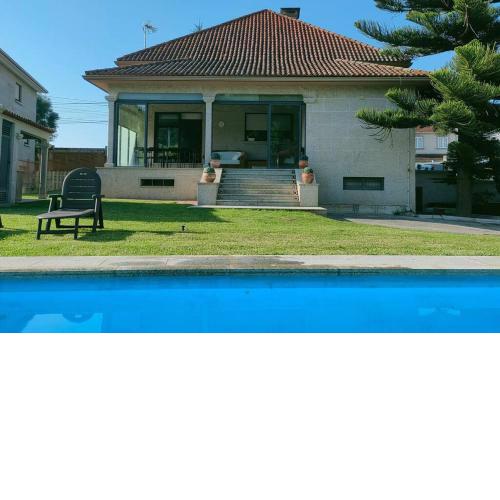 Gran casa pareada con piscina en Vigo. Playa: 9min