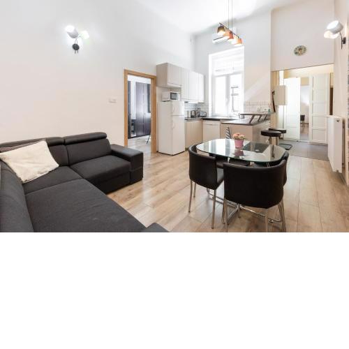 Grand Apartment at New York Café