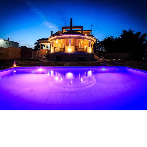 Grand villa on top of a hill with endless bay views, private pool, south coast