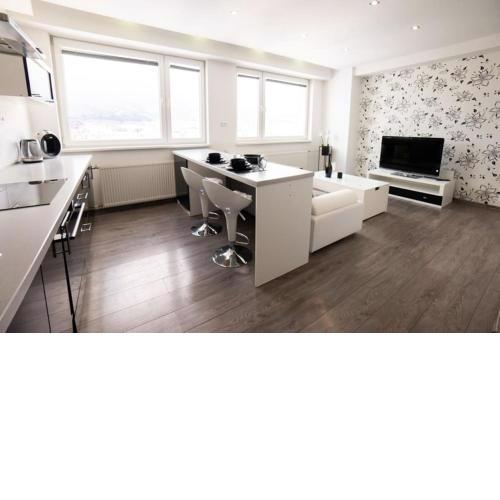 Great Apartment Blck&Wht near center & own parking