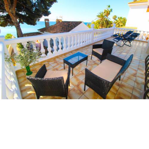 Great villa, Sea views, 20 secs walk to the beach, BBQ, 9 people, 5 mins car from Alicante city center, sailing club 3 mins walk