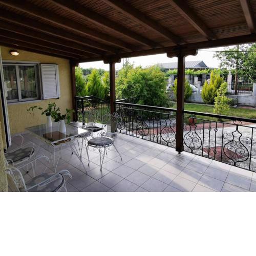 Greek House: BBQ & Garden Haven