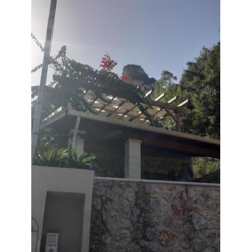 Green Rock Villa - gardens, playground and close to beach!