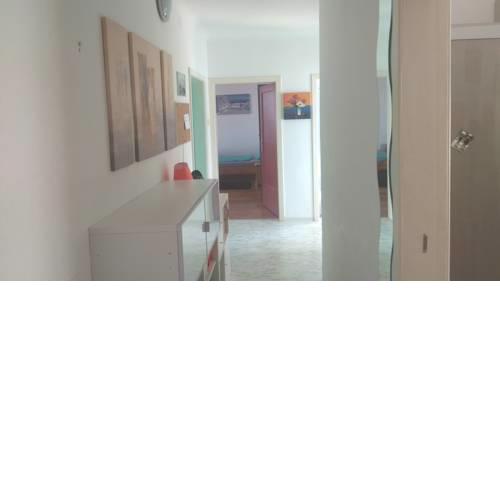 Großes Schlafzimmer für drei Personen in einer sonnigen Wohnung