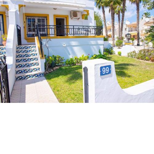 Ground Floor 2 bed Apartment with garden & communal pool