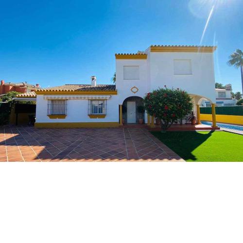 GUADALMINA Bonita villa con piscina Playa 800m