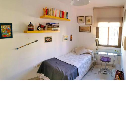 Habitación agradable con baño individual