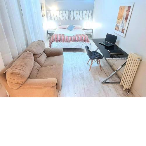 Habitación amplia con baño privado a pasos de la playa en piso familiar
