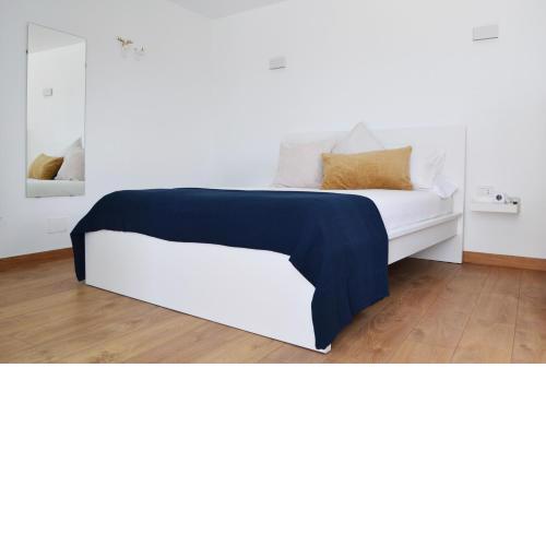 Habitación con baño y entrada independiente