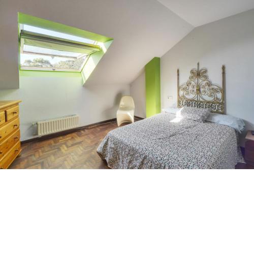 Habitaciòn independiente con cama doble en dúplex