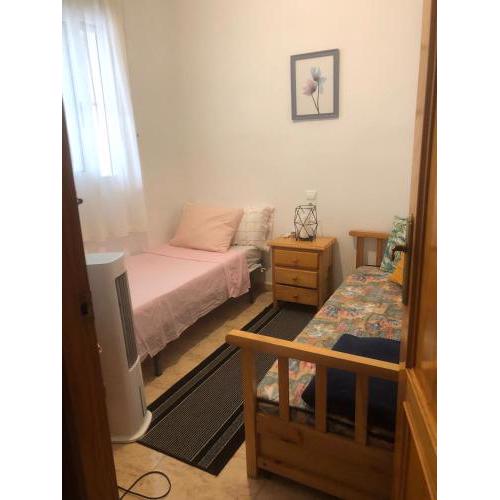 Habitación privada en apartamento compartido com 3 personas - 90m de la playa