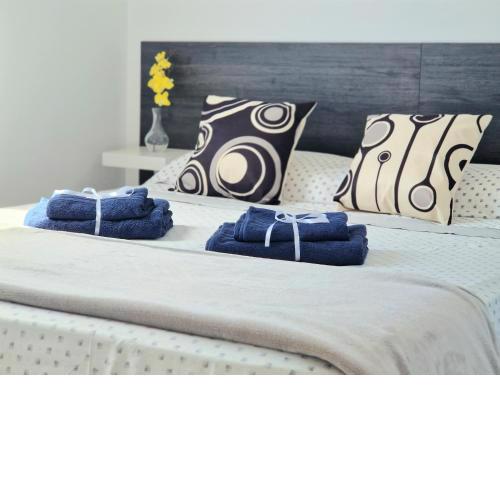 Habitación privada en apartamento moderno compartido cerca de la playa y aeropuerto