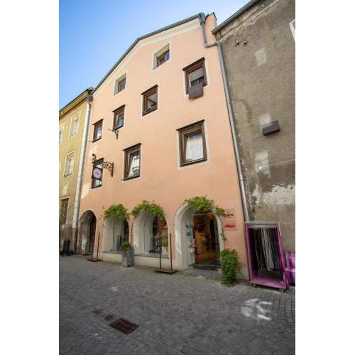 Hall City Traditional Old Town Apartment