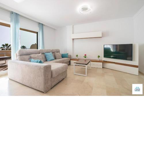 Halo - Fancy Family-Size Retreat With Access to the Beach