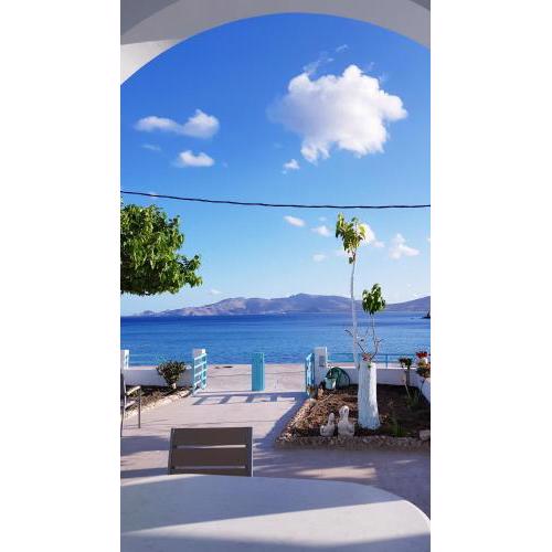 Haraki Mare Studios beach front