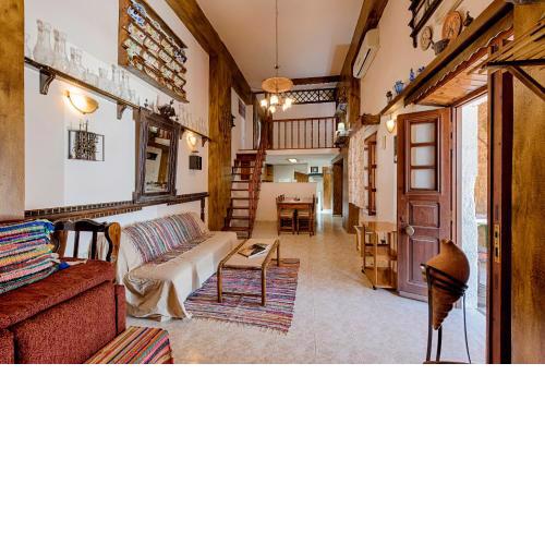 Hara's Traditional Detached House in Malona