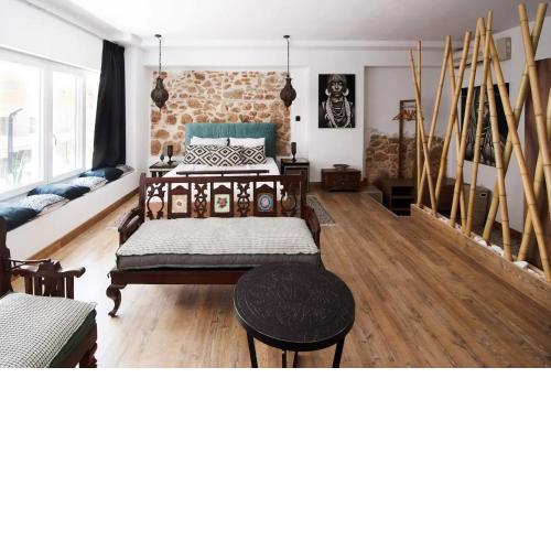 Hard Loft διακοσμημένο σε λευκό φόντο.