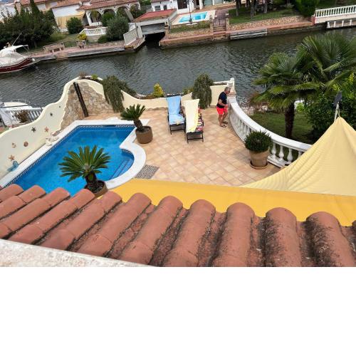Haus am Hauptkanal mit Pool und Garten und Liegeplatz 13 Meter