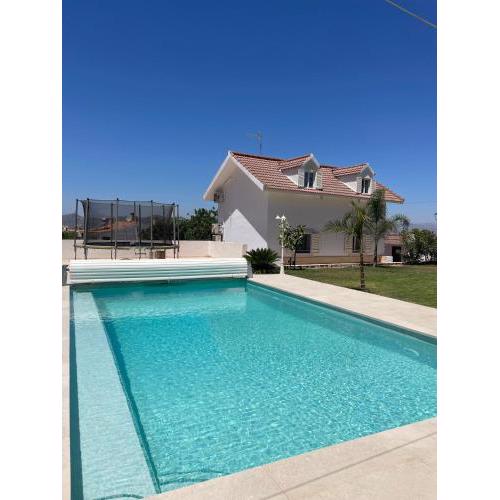 Haus mit Pool und toller Aussicht in Strandnähe