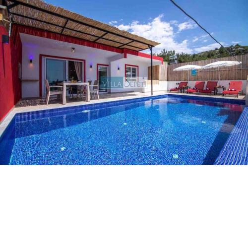 Havuz olanağı sunan sakin ve rahat bir villa Özen