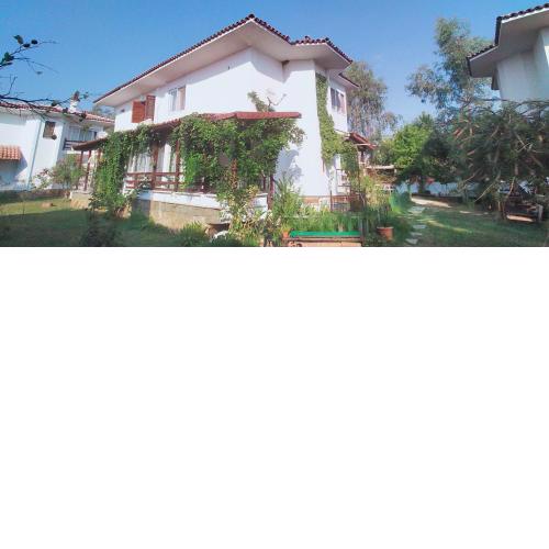 Havuz olanaklı bahçeli villa karens