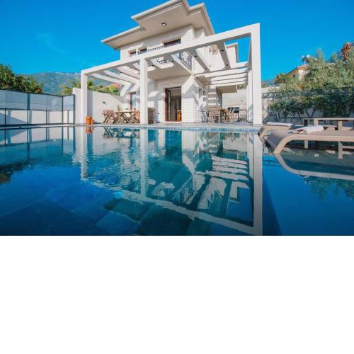 Havuzlu korunaklı jakuzili villa