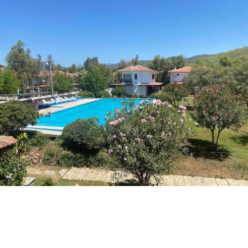 Havuzlu sitede çift verandalı rahat bir villa