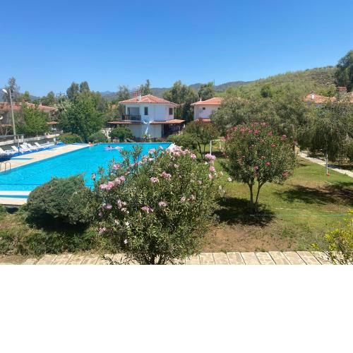Havuzlu sitede çift verandalı rahat bir villa