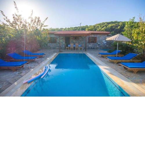 Havuzu Korunaklı Jakuzili Villa