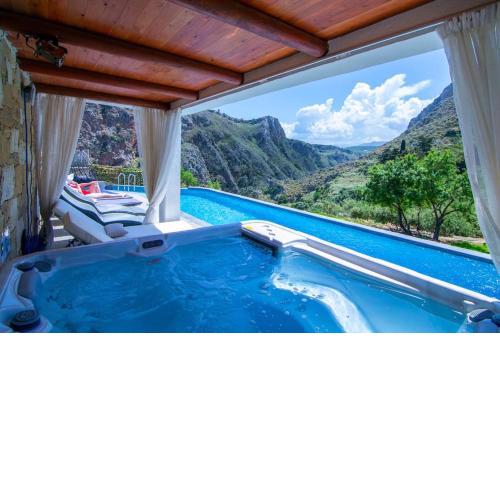 Heated Private Salt Pool, Hot Tub, 5BD & 4BR with many activities