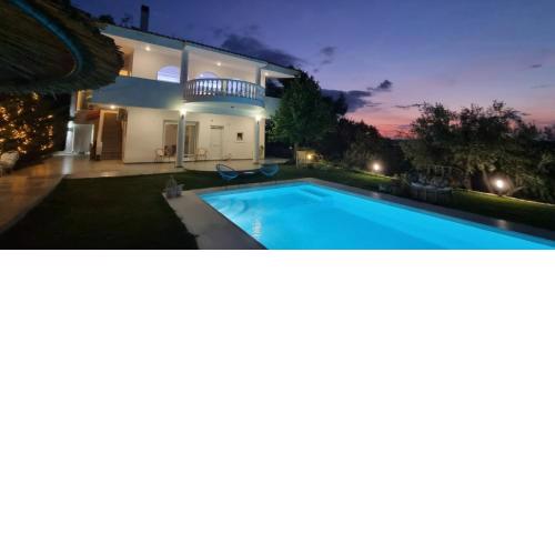 HEAVENLY VIEWS-2-APARTMENT with POOL VIEW CLOSE TO THE BEACH!