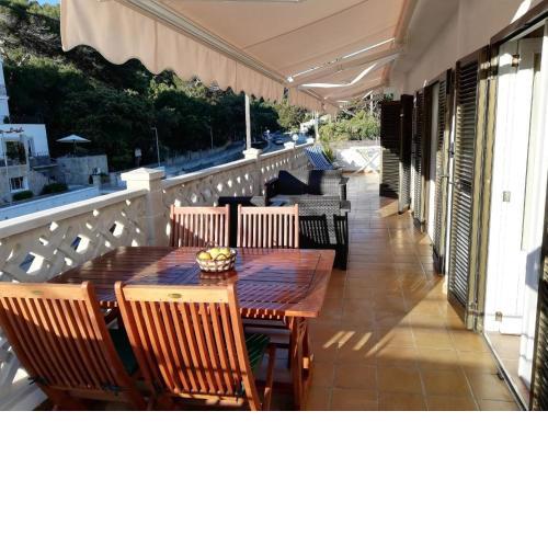 Helle und großzügige Ferienwohnung mit sonniger Terrasse nur wenige Gehnminuten vom Strand entfernt