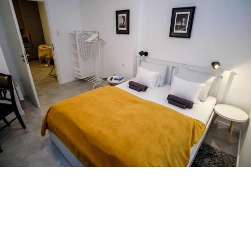 Hello Yellow Apartman free parking