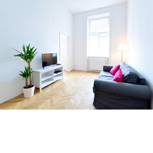 Hernalser Gürtel I by EasyB&B
