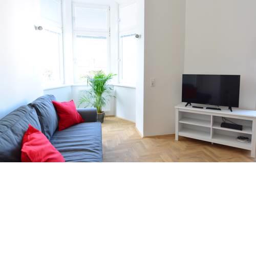 Hernalser Gürtel II by EasyB&B