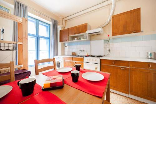 Heroes Square & City Park Thermals Apartment