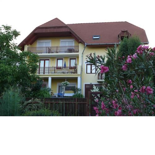 Hévíz Yellow Apartmenthouse