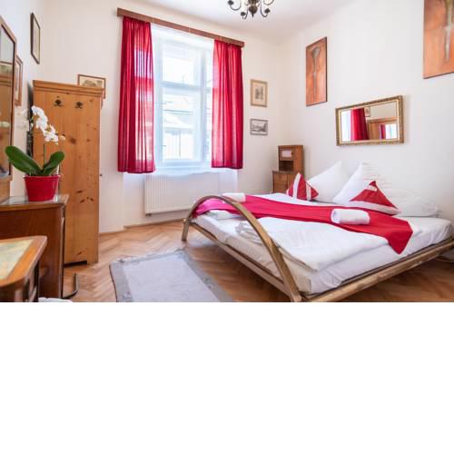 High-ceilinged flat with 2 bedrooms for 8 guests in quiet area by easyBNB